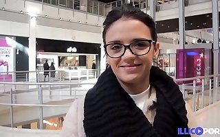 Angelica petite arabe se fait défoncer à l'insu de son copain